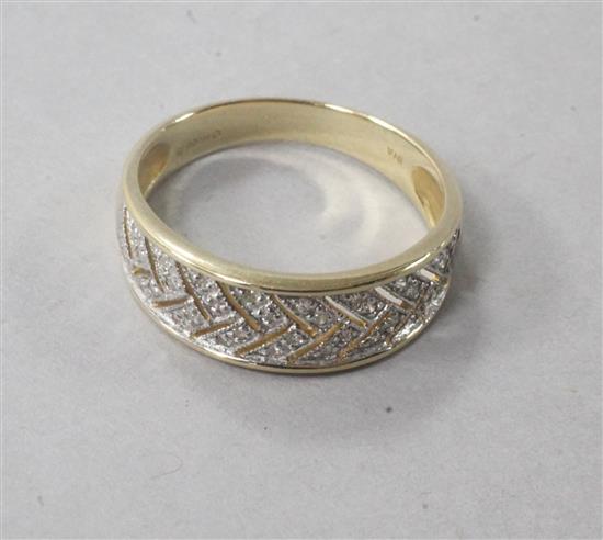 A modern 14ct gold and diamond set pierced chevron pattern ring, size R.